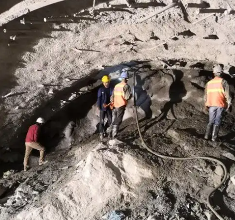 石峰拱顶带模注浆料的施工流程及注意事项